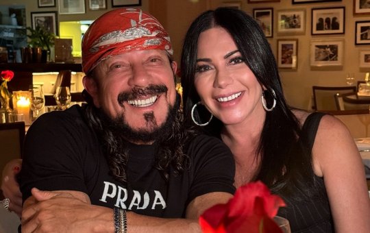 Bell Marques e esposa comemoram 44 anos de casamento com surpresa romântica na Tailândia