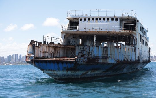 Ferryboat fora de operação é afundado de forma controlada em Salvador