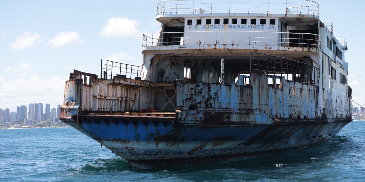 Ferryboat fora de operação é afundado de forma controlada em Salvador