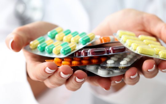 Entidades criticam autorização para farmacêutico prescrever medicamentos