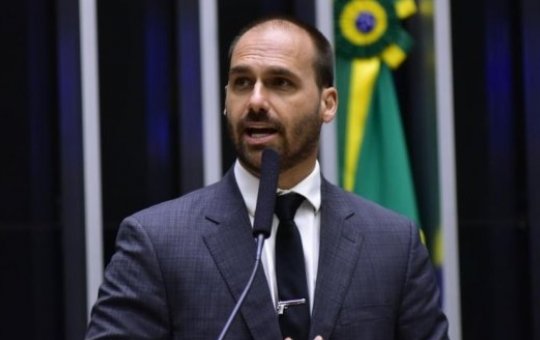 Presidente da Câmara oficializa o afastamento de Eduardo Bolsonaro e convoca substituto