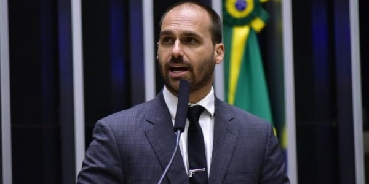 Presidente da Câmara oficializa o afastamento de Eduardo Bolsonaro e convoca substituto