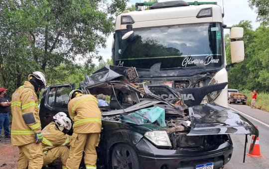 Três pessoas morrem após carro bater com carreta carregada na Bahia