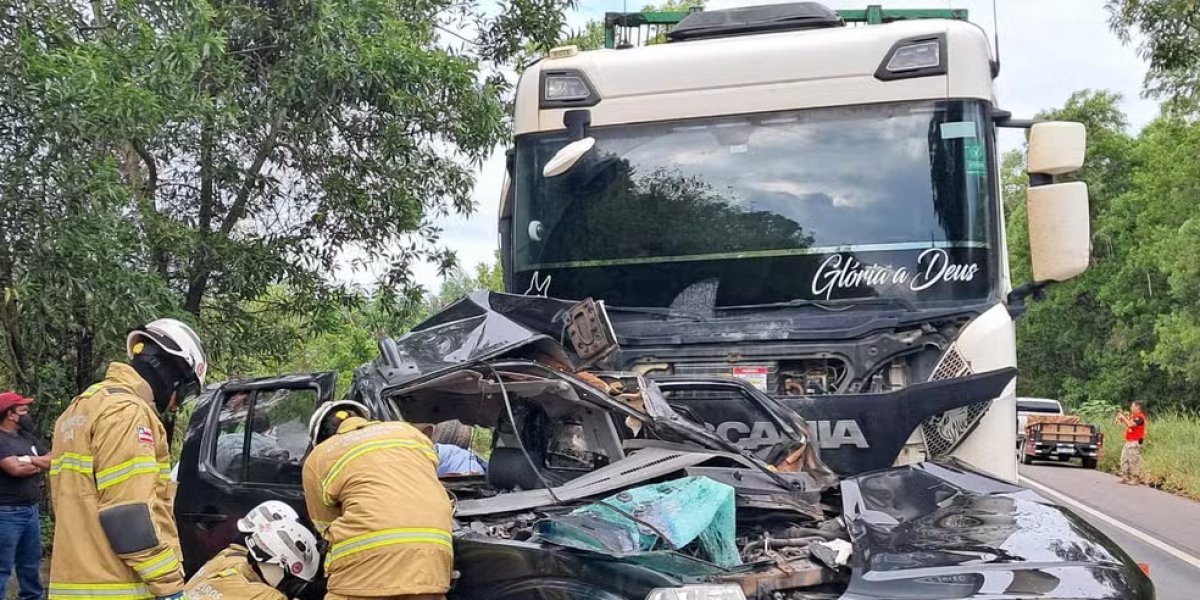 Três pessoas morrem após carro bater com carreta carregada na Bahia
