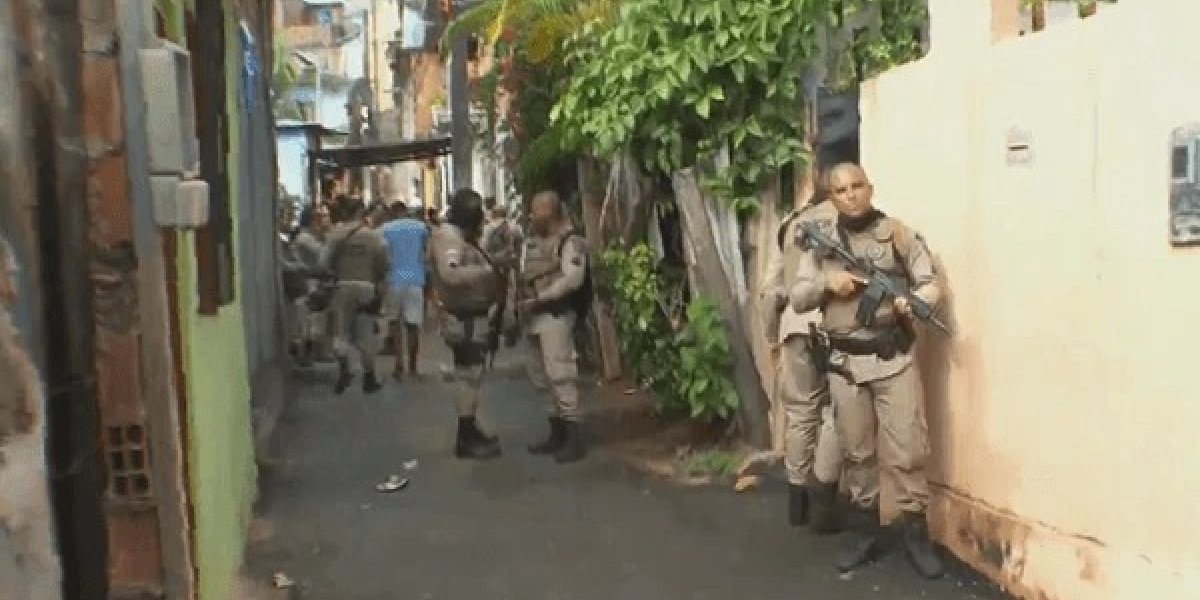 Suspeitos fazem família refém no bairro do Arenoso em Salvador
