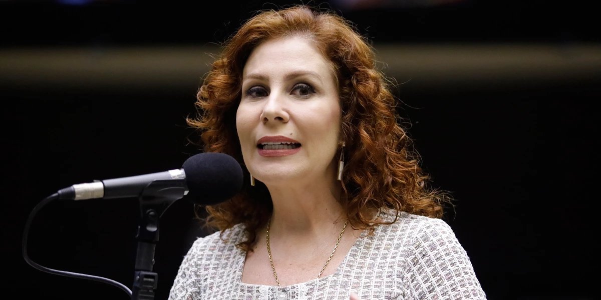 STF forma maioria para condenar e cassar Carla Zambelli