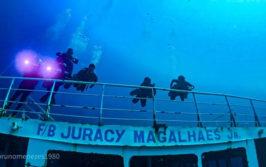 São divulgadas as primeiras imagens do ferry boat Juracy Magalhães Jr. afundado para criação de recife artificial