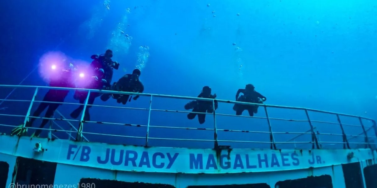 São divulgadas as primeiras imagens do ferry boat Juracy Magalhães Jr. afundado para criação de recife artificial