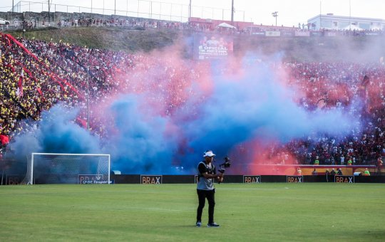 Vitória rescinde contrato com empresa que realizava shows de fumaça no Barradão