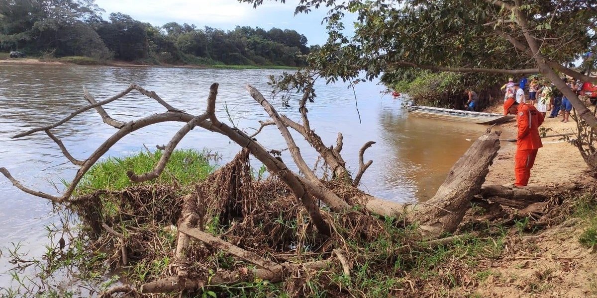 Pescadores encontram corpo de adolescente que estava desaparecido após se afogar no interior da Bahia