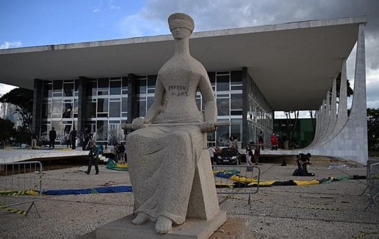 Cabeleireira presa por pichação no STF pede perdão e reconhece ato como 'ilegal'