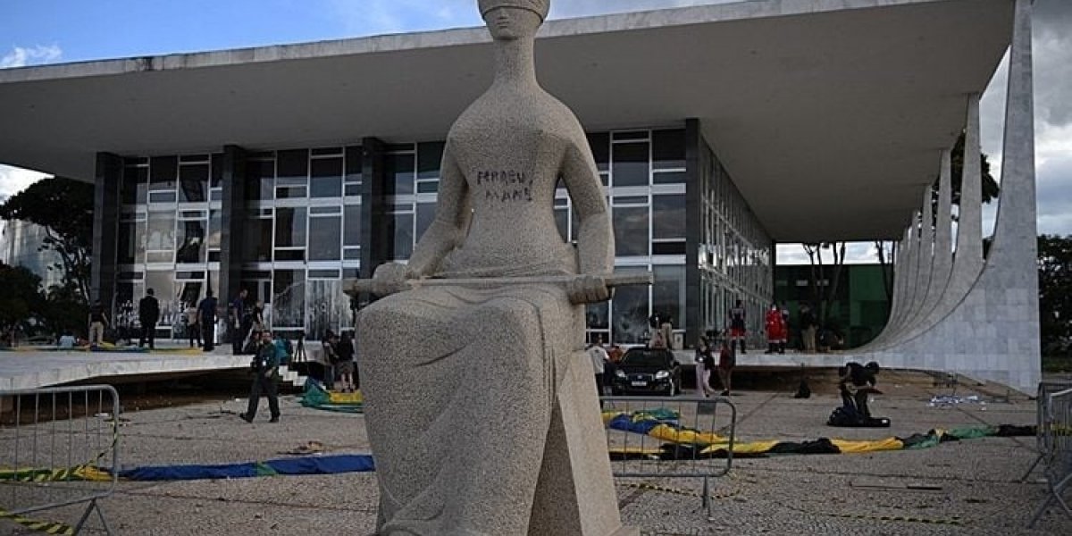 Cabeleireira presa por pichação no STF pede perdão e reconhece ato como 'ilegal'