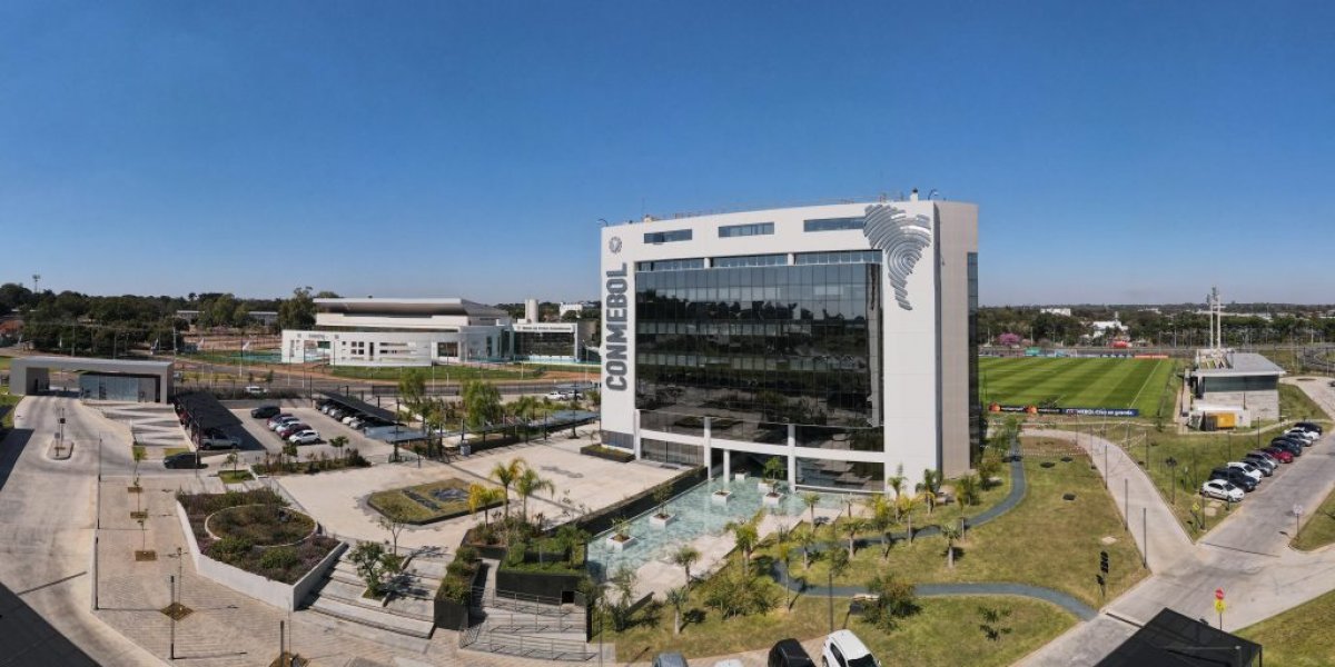 Com presença de Ronaldo, Conmebol se reúne para debater ações contra o racismo