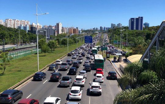 Motoristas por aplicativo fazem manifestação na Paralela após morte de colega em Salvador