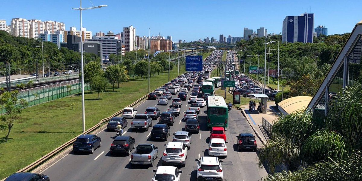 Motoristas por aplicativo fazem manifestação na Paralela após morte de colega em Salvador