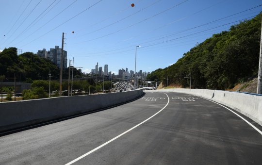 Novo viaduto é inaugurado para ampliar mobilidade na Avenida ACM