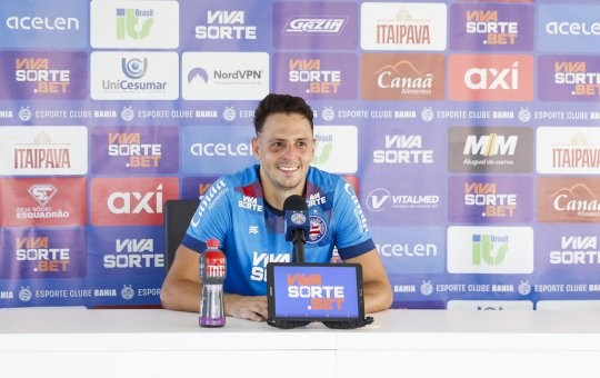 Arias celebra primeiro título com o Bahia e admite nervosismo ao acompanhar decisão de longe