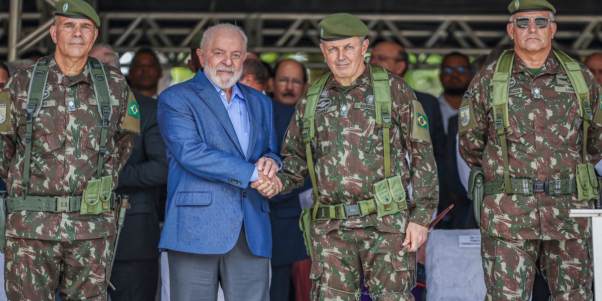Governo Lula anuncia reajuste salarial para militares