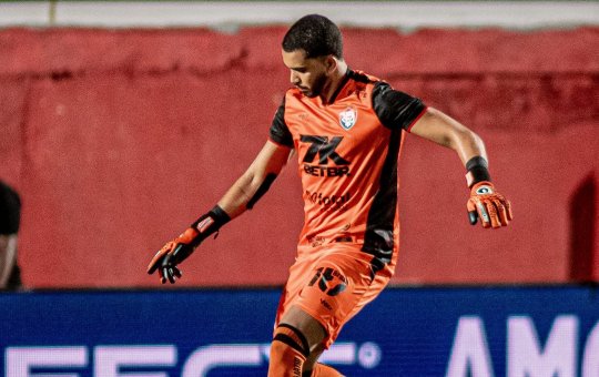 Lucas Arcanjo renova com o Vitória e assina contrato até 2028