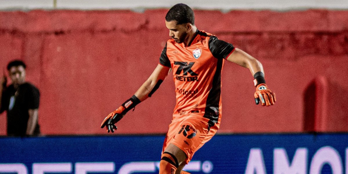 Lucas Arcanjo renova com o Vitória e assina contrato até 2028