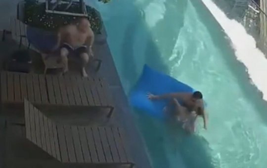 Casal entra em pânico dentro de piscina no topo de prédio durante terremoto na Tailândia