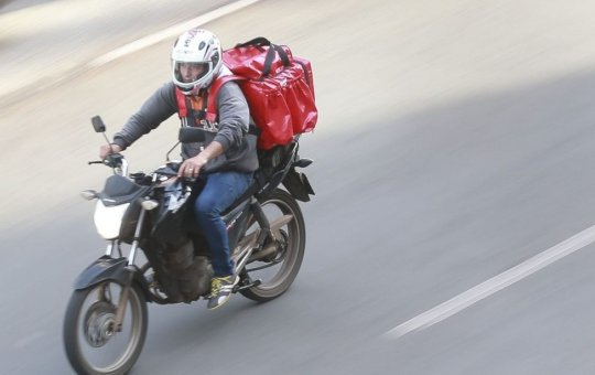 Entregadores por aplicativo entram em greve nacional por melhores condições e reajuste de remuneração