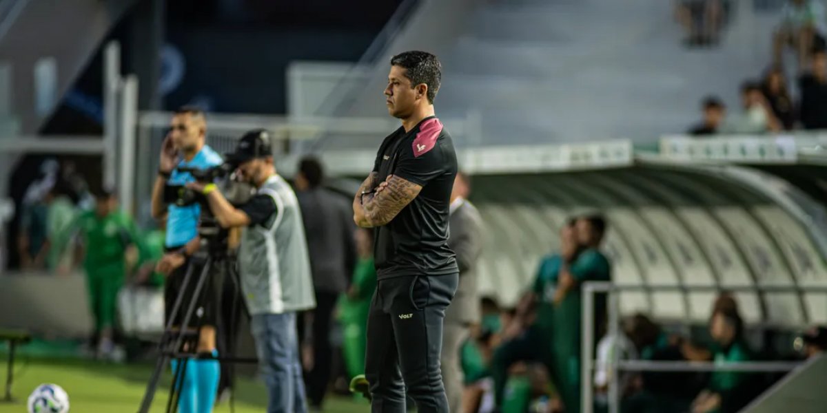 Carpini afirma dificuldade sem Matheuzinho: 'Faz a equipe jogar'