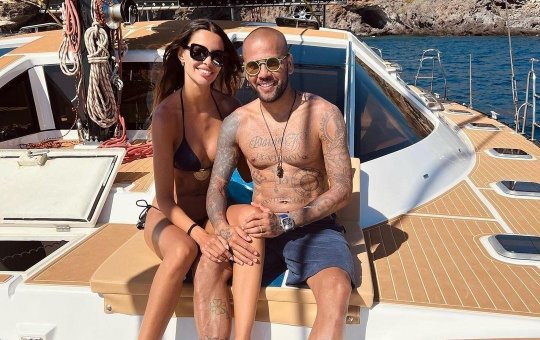 Esposa de Daniel Alves anuncia gravidez do seu primeiro filho