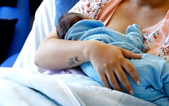 Mulher é presa por tentar vender bebê para custear despesas pessoais