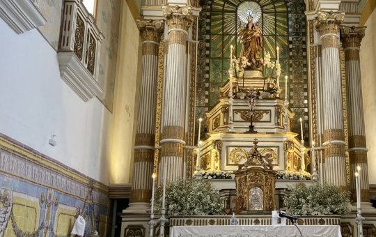Câmera flagra dupla suspeita de roubar bolsas de fiéis em igreja de Salvador