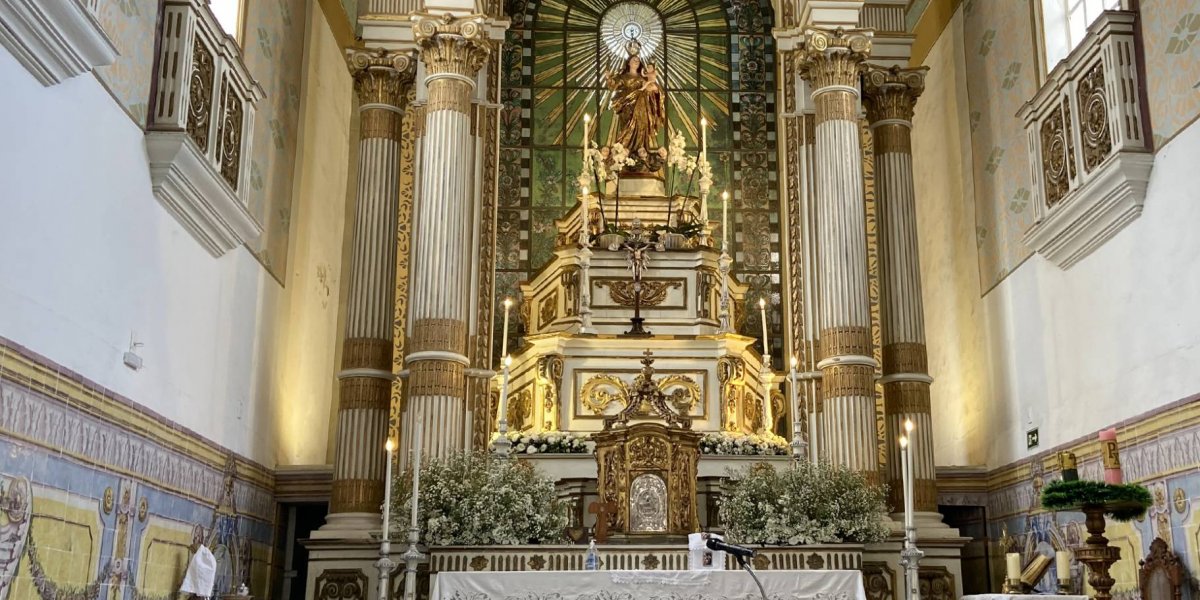 Câmera flagra dupla suspeita de roubar bolsas de fiéis em igreja de Salvador