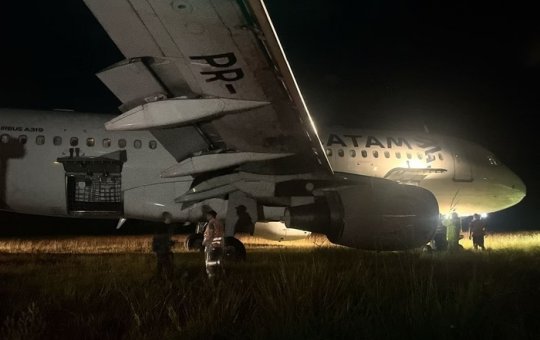 Avião da Latam com 107 passageiros sai da pista ao pousar em Santa Catarina