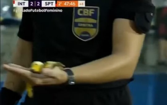 Banana é arremessada no banco de reservas em jogo do campeonato brasileiro feminino
