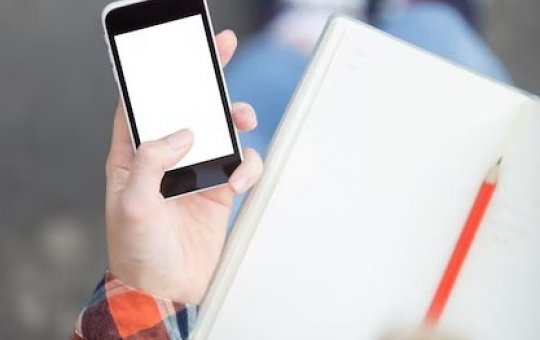 Aluno envia nudes para professora e mãe culpa vítima 'Bonita demais'