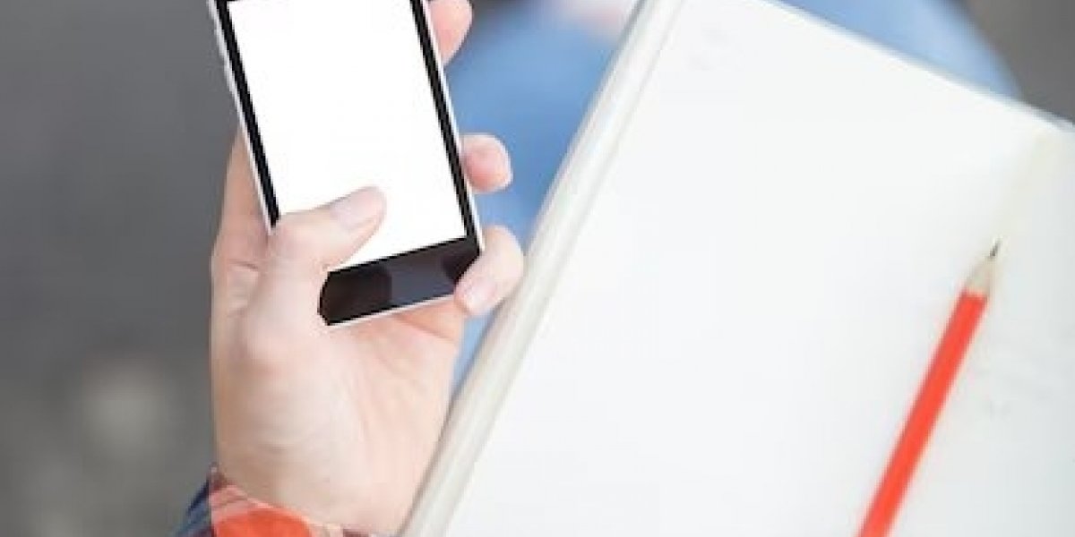 Aluno envia nudes para professora e mãe culpa vítima 'Bonita demais'