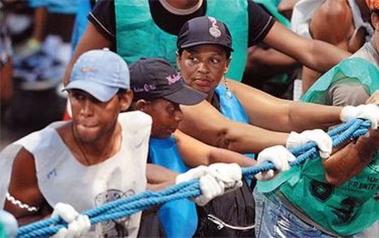 Entenda o duro trabalho dos cordeiros no carnaval de Salvador