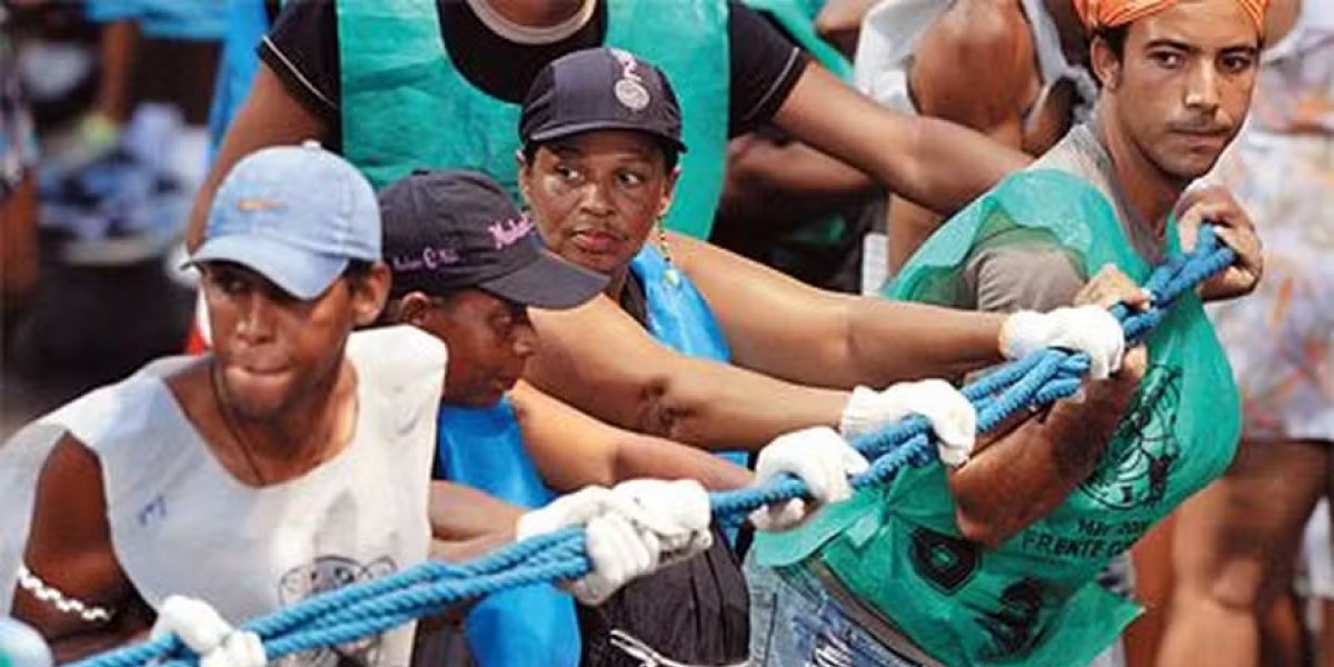 Entenda o duro trabalho dos cordeiros no carnaval de Salvador