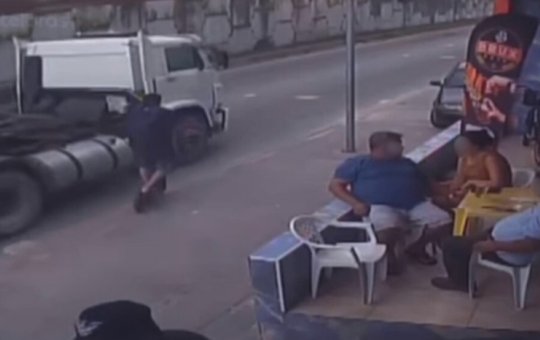 Professor morre atropelado por caminhão após cair de patinete