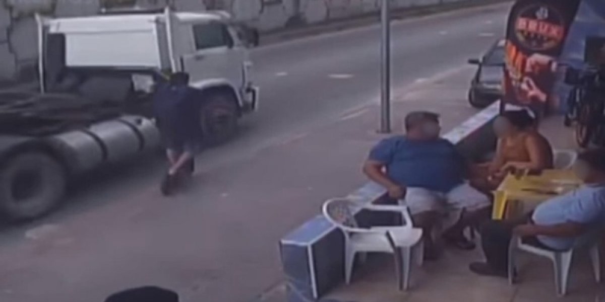 Professor morre atropelado por caminhão após cair de patinete