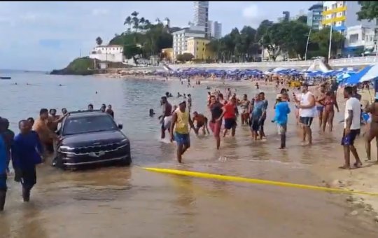 Carro atola no Porto da Barra e surpreende banhistas