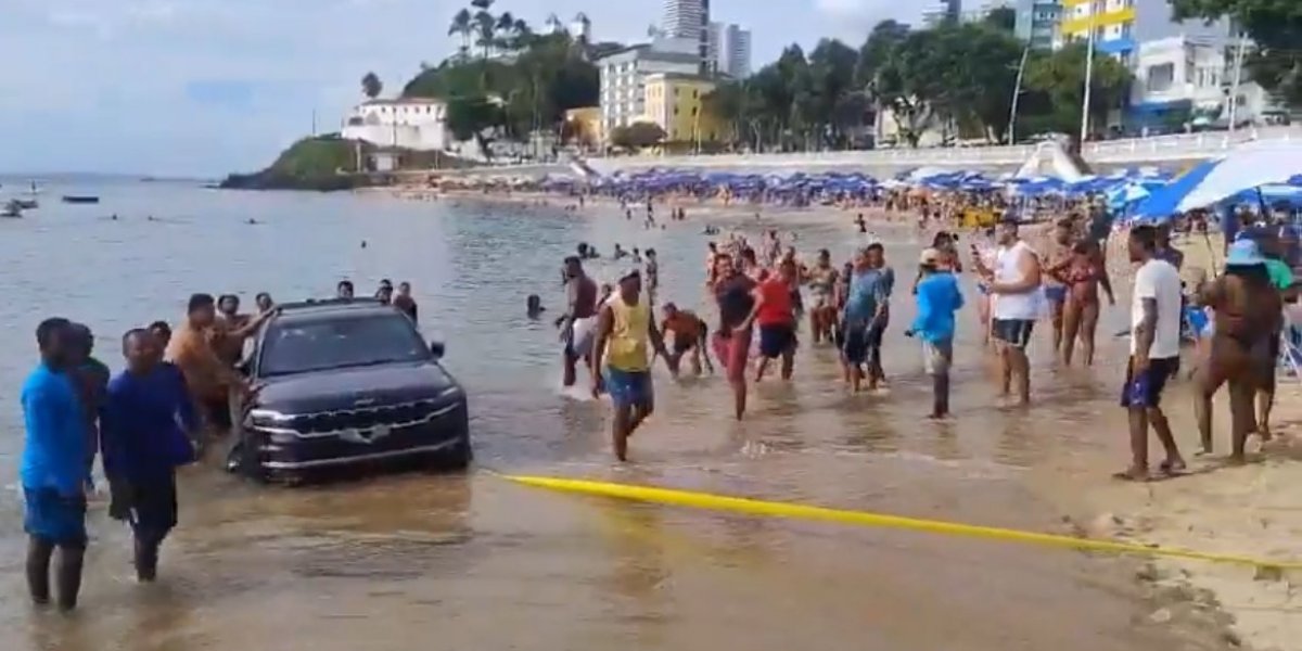 Carro atola no Porto da Barra e surpreende banhistas