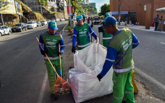 Ônibus com funcionários da Limpurb é assaltado em Salvador