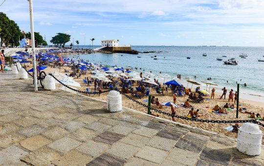 Prefeitura reconstrói balaustrada do Porto da Barra após acidente