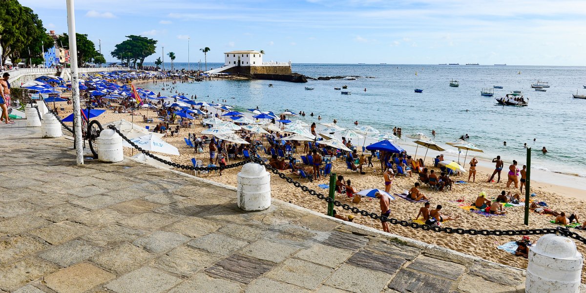 Prefeitura reconstrói balaustrada do Porto da Barra após acidente