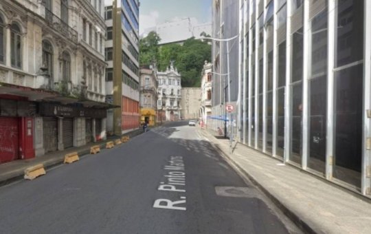 Risco de desabamento de prédio tombado interdita via no bairro do Comércio