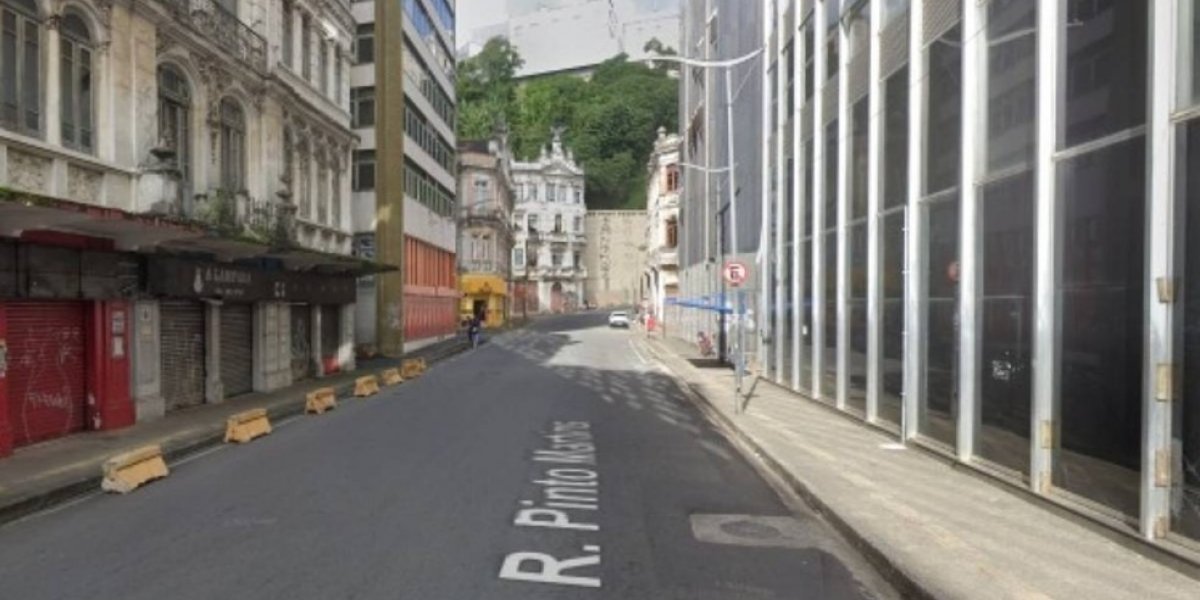 Risco de desabamento de prédio tombado interdita via no bairro do Comércio