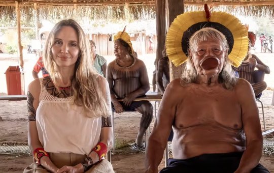 Angelina Jolie faz visita surpresa a aldeia indígena no Brasil e encanta fãs