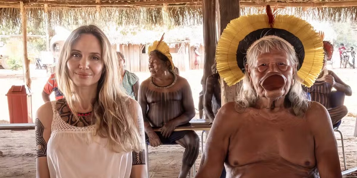 Angelina Jolie faz visita surpresa a aldeia indígena no Brasil e encanta fãs