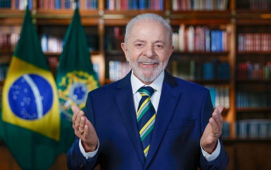 Lula assina decreto que antecipa pagamento de 13º para aposentados