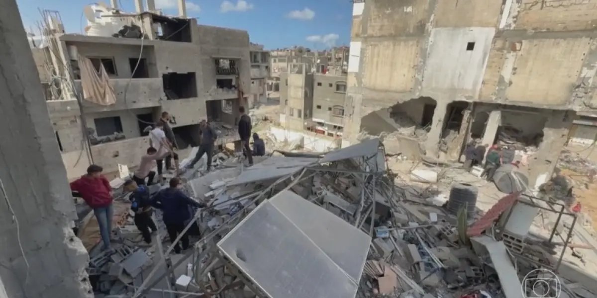 Ataques aéreos israelenses matam ao menos 27 abrigados em escola de Gaza